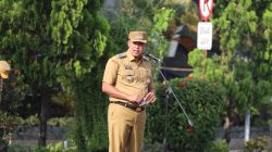 Kota Bekasi - Wali Kota Bekasi, Tri Adhianto memimpin apel Senin (27/10/2025) pagi. Ia mengingatkan pentingnya langkah antisipatif terhadap maraknya berita hoaks dan informasi menyesatkan yang beredar di media sosial. Foto: Ist/Gobekasi.id.