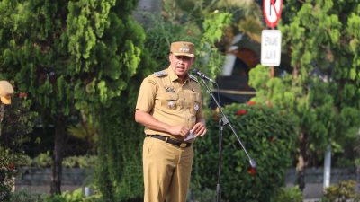 Kota Bekasi - Wali Kota Bekasi, Tri Adhianto memimpin apel Senin (27/10/2025) pagi. Ia mengingatkan pentingnya langkah antisipatif terhadap maraknya berita hoaks dan informasi menyesatkan yang beredar di media sosial. Foto: Ist/Gobekasi.id.