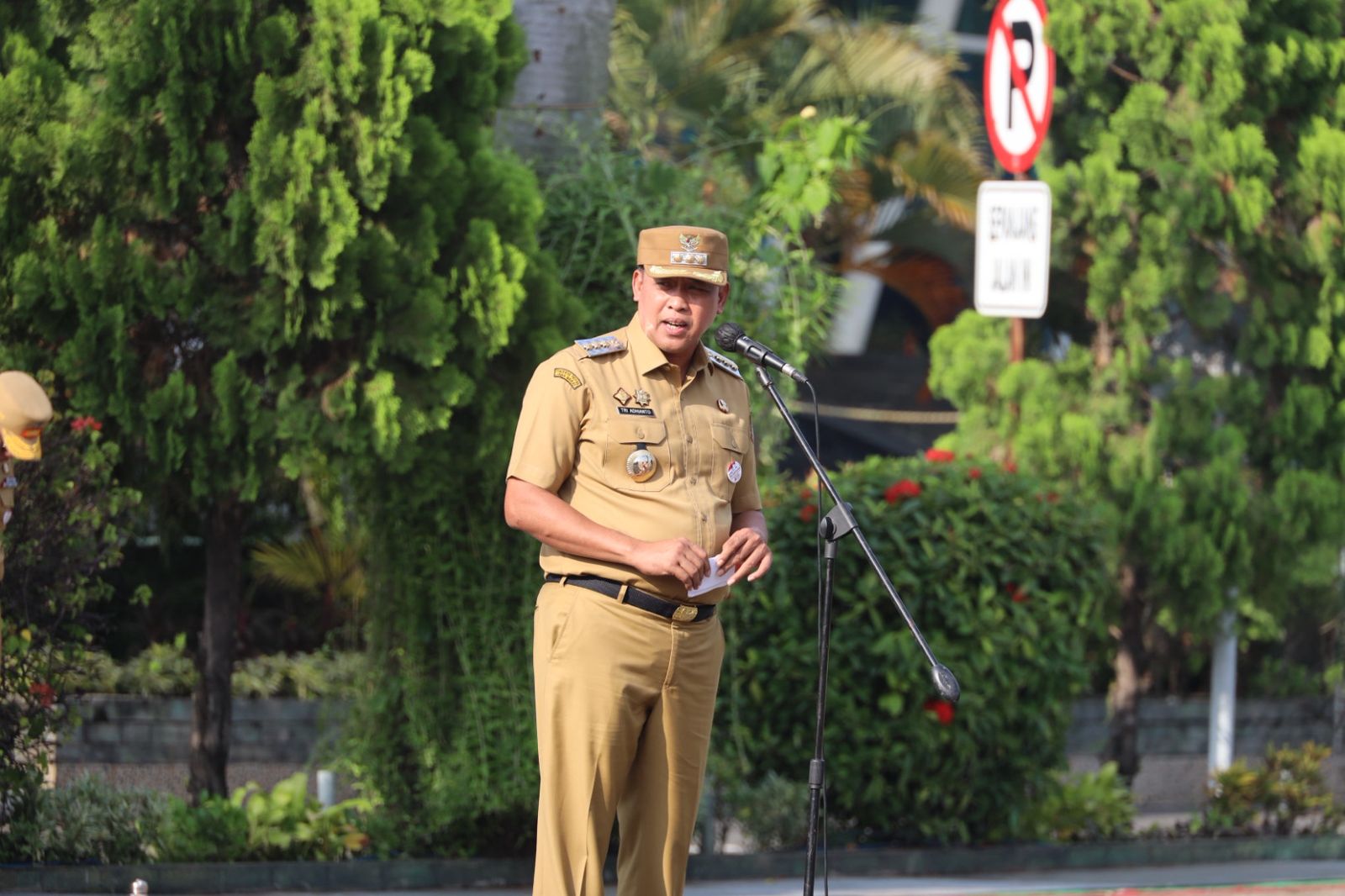 Kota Bekasi - Wali Kota Bekasi, Tri Adhianto memimpin apel Senin (27/10/2025) pagi. Ia mengingatkan pentingnya langkah antisipatif terhadap maraknya berita hoaks dan informasi menyesatkan yang beredar di media sosial. Foto: Ist/Gobekasi.id.