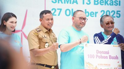 Kota Bekasi - Menteri Pekerjaan Umum Doddy Hanggodo bersama Wali Kota Bekasi Tri Adhianto Tjahyono dan Artis Luna Maya dalam Puncak Peringatan Hari Habitat Dunia dan Hari Kota Dunia (HHD-HKD) di SMAN 13 Pangudi Luhur Bekasi Timur, Senin (27/10/2025). Foto: Ist/Gobekasi.id.
