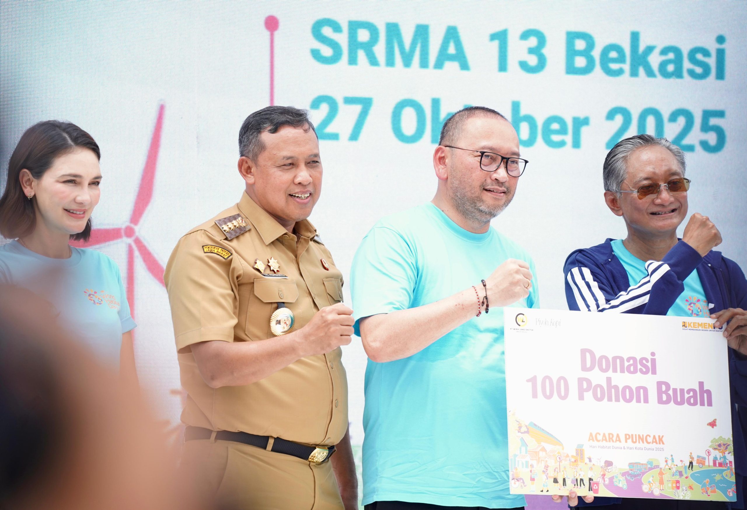 Kota Bekasi - Menteri Pekerjaan Umum Doddy Hanggodo bersama Wali Kota Bekasi Tri Adhianto Tjahyono dan Artis Luna Maya dalam Puncak Peringatan Hari Habitat Dunia dan Hari Kota Dunia (HHD-HKD) di SMAN 13 Pangudi Luhur Bekasi Timur, Senin (27/10/2025). Foto: Ist/Gobekasi.id.
