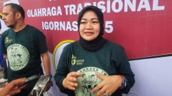 Kota Bekasi - Kepala Cabang Dinas (KCD) Pendidikan Wilayah III Jawa Barat, Lina Farlina bersama Ketua IGORNAS Kota Bekasi, Abdul Hakim, dalam agenda Festival Olahraga Tradisional yang diikuti 2.000 pelajar Bekasi.Foto: Septian/Gobekasi.id.