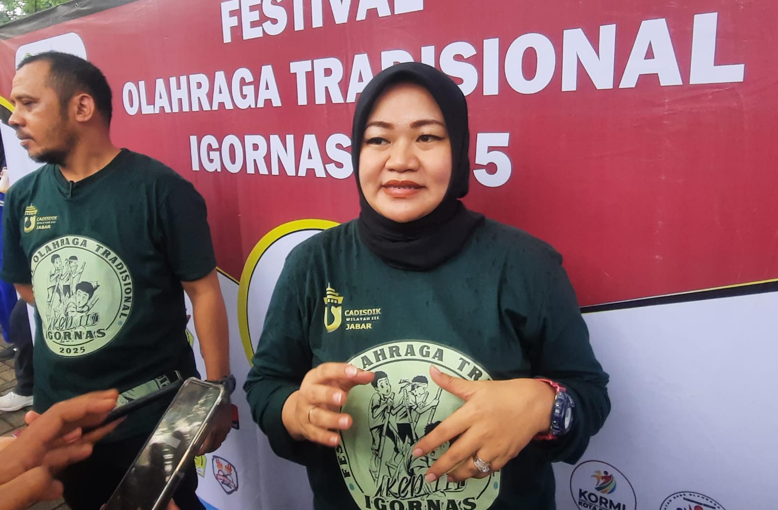 Kota Bekasi - Kepala Cabang Dinas (KCD) Pendidikan Wilayah III Jawa Barat, Lina Farlina bersama Ketua IGORNAS Kota Bekasi, Abdul Hakim, dalam agenda Festival Olahraga Tradisional yang diikuti 2.000 pelajar Bekasi.Foto: Septian/Gobekasi.id.