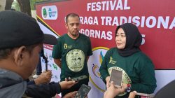 Kota Bekasi - Kepala Cabang Dinas (KCD) Pendidikan Wilayah III Jawa Barat, Lina Farlina bersama Ketua IGORNAS Kota Bekasi, Abdul Hakim, dalam agenda Festival Olahraga Tradisional yang diikuti 2.000 pelajar Bekasi.Foto: Gobekasi.id.