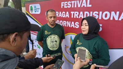 Kota Bekasi - Kepala Cabang Dinas (KCD) Pendidikan Wilayah III Jawa Barat, Lina Farlina bersama Ketua IGORNAS Kota Bekasi, Abdul Hakim, dalam agenda Festival Olahraga Tradisional yang diikuti 2.000 pelajar Bekasi.Foto: Gobekasi.id.