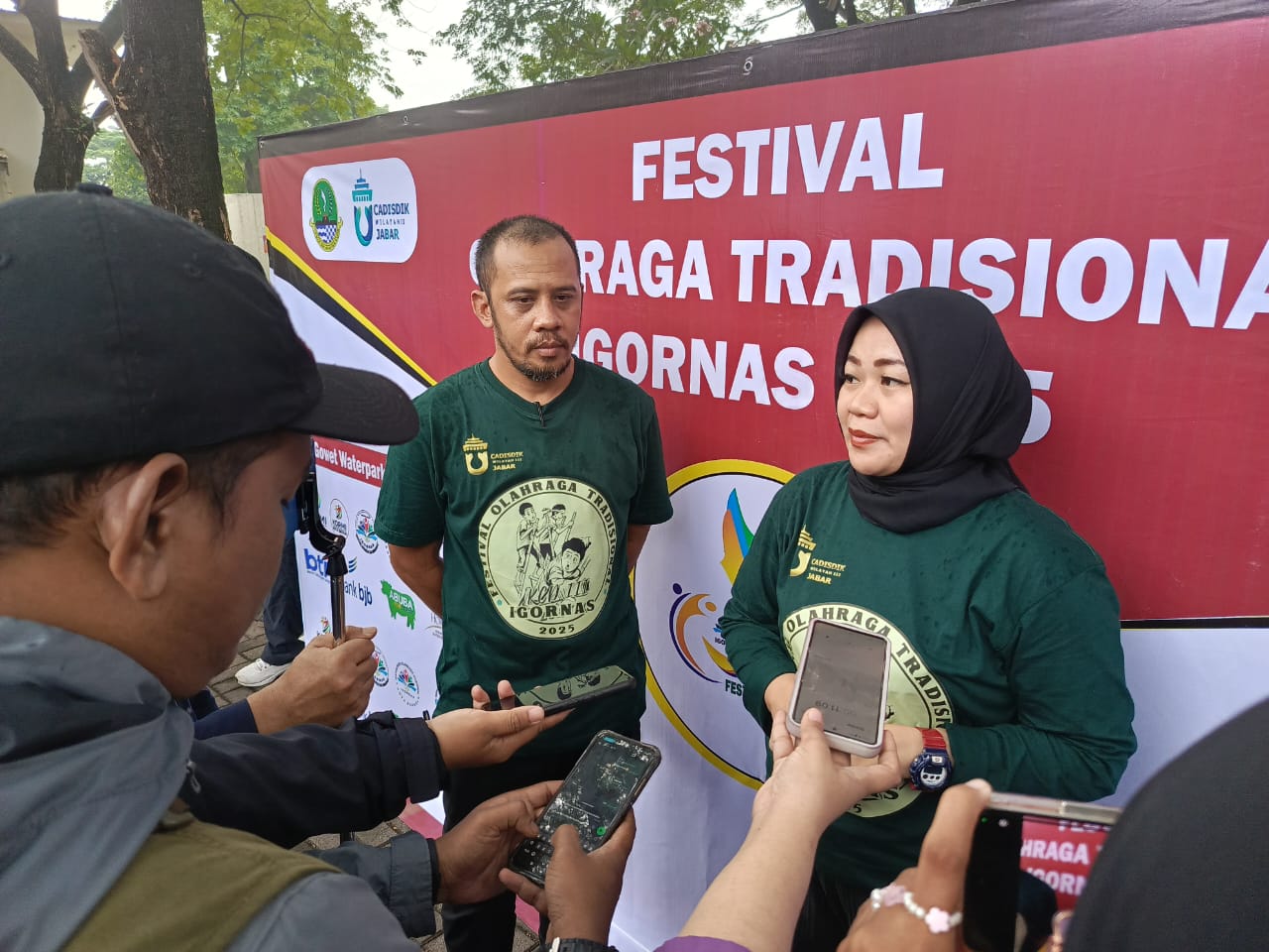 Kota Bekasi - Kepala Cabang Dinas (KCD) Pendidikan Wilayah III Jawa Barat, Lina Farlina bersama Ketua IGORNAS Kota Bekasi, Abdul Hakim, dalam agenda Festival Olahraga Tradisional yang diikuti 2.000 pelajar Bekasi.Foto: Gobekasi.id.