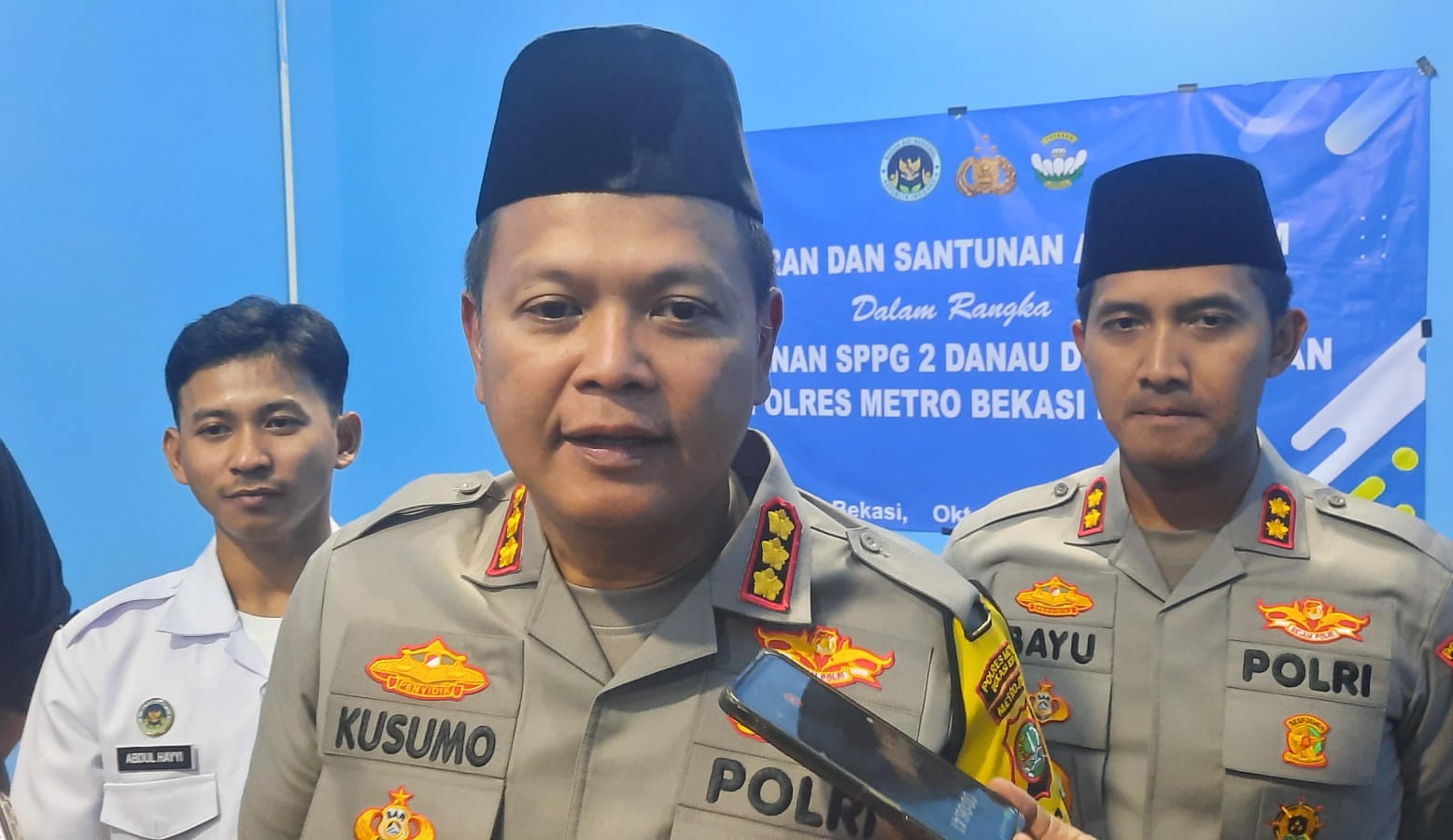 Kota Bekasi - Kapolres Metro Bekasi Kota, Kombes Kusumo Wahyu Bintoro, dalam penjelasannya mengenai dapur MGB milik Polri yang akan mendukung kebijakan pemerintah. Foto: Septian/Gobekasi.id.