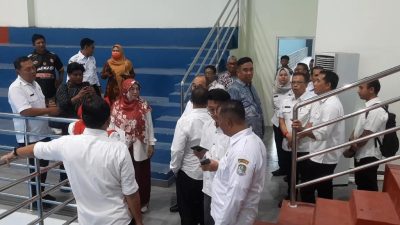 Kota Bekasi - Ketua DPRD Kota Bekasi, Sardi Effendi, turun langsung bersama Ketua dan anggota Komisi II dalam sidak di GOR Bang Yan dalam rangka persiapan Porprov Jabar 2026. Foto: Septian/Gobekasi.id.