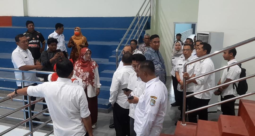 Kota Bekasi - Ketua DPRD Kota Bekasi, Sardi Effendi, turun langsung bersama Ketua dan anggota Komisi II dalam sidak di GOR Bang Yan dalam rangka persiapan Porprov Jabar 2026. Foto: Septian/Gobekasi.id.