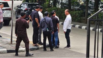 Kabupaten Bekasi - Direktur Usaha (Dirus) Perusahaan Umum Daerah Tirta Bhagasasi (Perumda TB), berinisial AEZ, dijemput paksa oleh penyidik Polres Metro Bekasi pada Rabu (29/10/2025) siang oleh polisi berpakaian sipil di Kompleks Pemerintah Kabupaten Bekasi. Foto: Ist/Gobekasi.id.