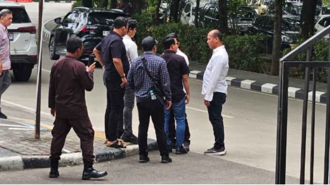 Kabupaten Bekasi - Direktur Usaha (Dirus) Perusahaan Umum Daerah Tirta Bhagasasi (Perumda TB), berinisial AEZ, dijemput paksa oleh penyidik Polres Metro Bekasi pada Rabu (29/10/2025) siang oleh polisi berpakaian sipil di Kompleks Pemerintah Kabupaten Bekasi. Foto: Ist/Gobekasi.id.