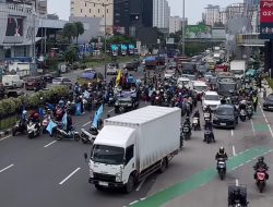 Ratusan Buruh Geruduk Pemkot Bekasi, Tuntut Kenaikan Upah hingga 15 Persen dan Cabut PP 35/2021