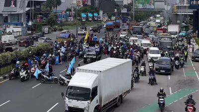 Kota Bekasi - Konvoi buruh di Jalan Raya Ahmad Yani, bertolak ke Kantor Pemerintah Kota Bekasi, Kamis (30/10/2025). Foto: Gobekasi.id.