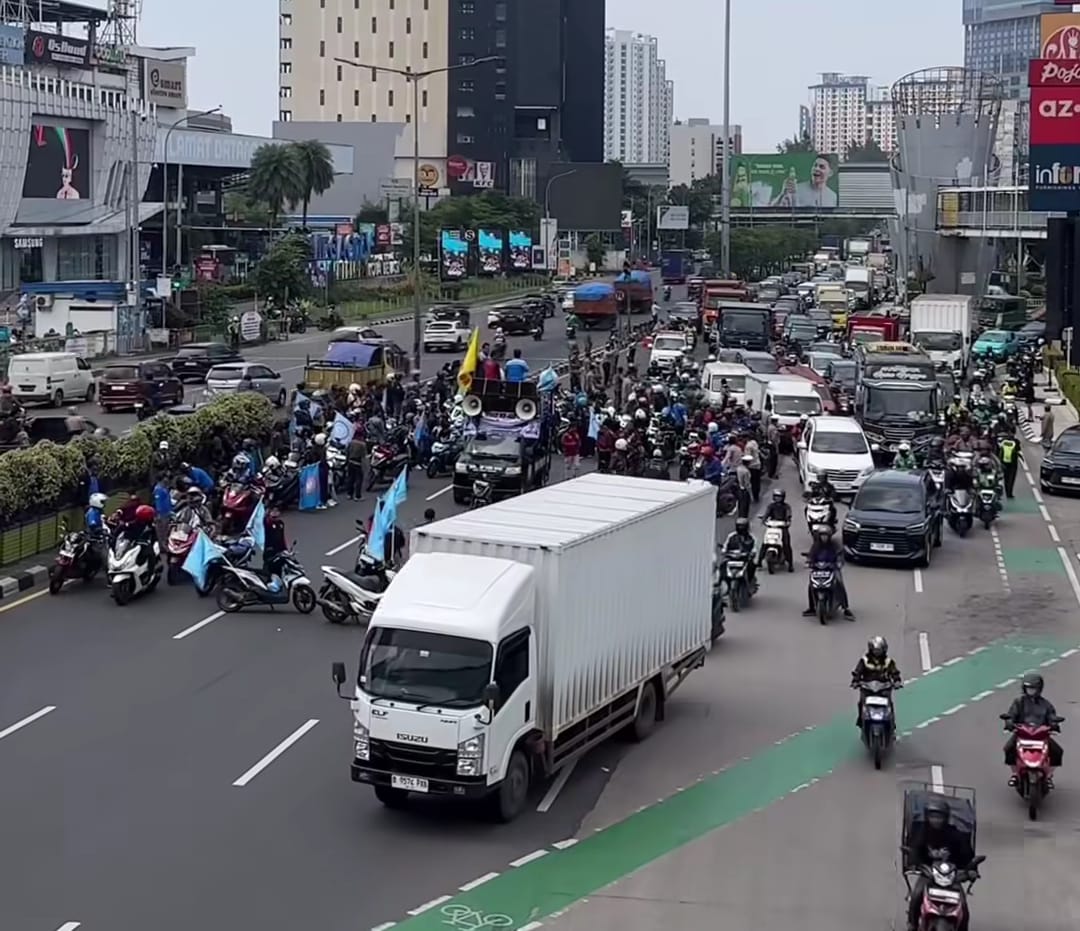 Kota Bekasi - Konvoi buruh di Jalan Raya Ahmad Yani, bertolak ke Kantor Pemerintah Kota Bekasi, Kamis (30/10/2025). Foto: Gobekasi.id.