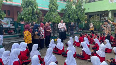 Kota Bekasi - Wali Kota Bekasi, Tri Adhianto Tjahyono dalam kunjungannya ke SDN Jakasetia IV, Kecamatan Bekasi Selatan, Kamis (30/10/2025). Foto: Ist/Gobekasi.id.