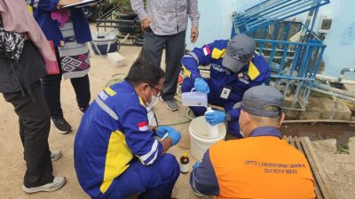 Kota Bekasi - Dinas Lingkungan Hidup (DLH) Kota Bekasi, meninjau langsung lokasi yang didiga tercemar limbah. Foto: Ist/Gobekasi.id.