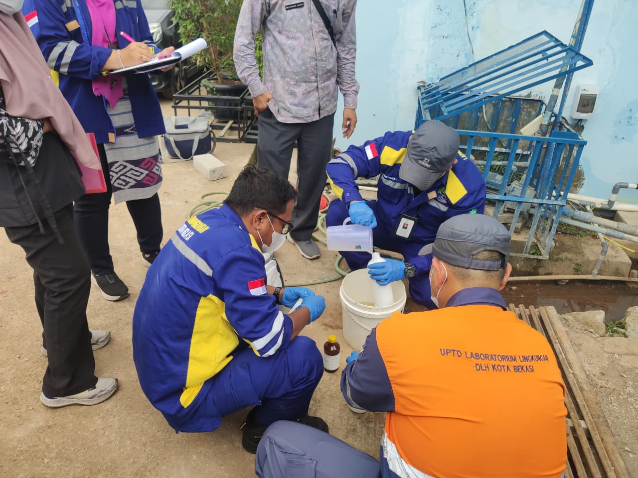 Kota Bekasi - Dinas Lingkungan Hidup (DLH) Kota Bekasi, meninjau langsung lokasi yang didiga tercemar limbah. Foto: Ist/Gobekasi.id.