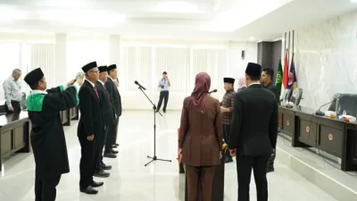 Kota Bekasi - Bupati Bekasi Ade Kuswara saat mengambul sumpah jabatan direksi baru Perumda Tirta Bhagasasi, Selasa (14/10/2025). Foto: Ist/Gobekasi.id.
