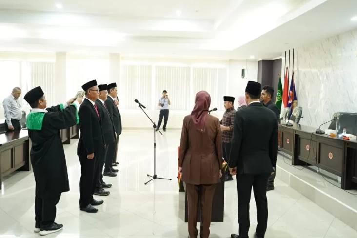 Kota Bekasi - Bupati Bekasi Ade Kuswara saat mengambul sumpah jabatan direksi baru Perumda Tirta Bhagasasi, Selasa (14/10/2025). Foto: Ist/Gobekasi.id.