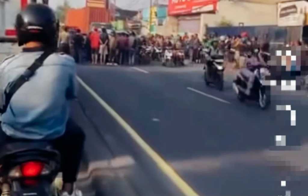 Kota Bekasi - Kecelakaan maut terjadi di Jalan Raya Sultan Agung, Kota Baru, Kecamatan Bekasi Barat, Kota Bekasi, pada Sabtu (4/10/2025) sekitar pukul 06.00 WIB. Foto: Ist/Gobekasi.id.