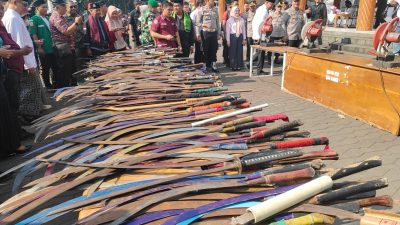 Kota Bekasi - Penampakan senjata tajam dari para pelaku begal dan tawuran yang disita Polres Metro Bekasi Kota akan dimusnahkan, Jumat (10/10/2025). Foto: Septian/Gobekasi.id.