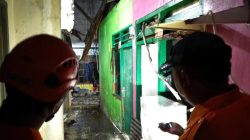 Kota Bekasi - BPBD Kota Bekasi meninjau lokasi rumah yang rusak diterjang hujan angin pada Rabu (22/10/2025) sore. Foto: Ist/Gobekasi.id.