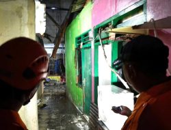 Diterjang Angin Kencang, Empat Rumah di Bekasi Ambruk, Dua Keluarga Terpaksa Mengungsi