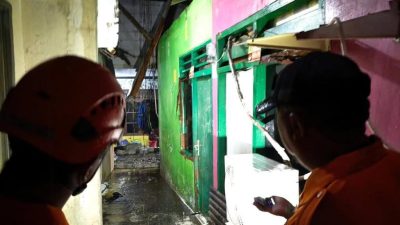 Kota Bekasi - BPBD Kota Bekasi meninjau lokasi rumah yang rusak diterjang hujan angin pada Rabu (22/10/2025) sore. Foto: Ist/Gobekasi.id.