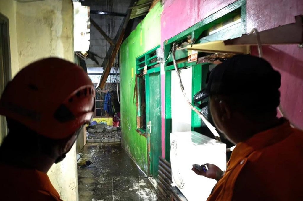 Kota Bekasi - BPBD Kota Bekasi meninjau lokasi rumah yang rusak diterjang hujan angin pada Rabu (22/10/2025) sore. Foto: Ist/Gobekasi.id.