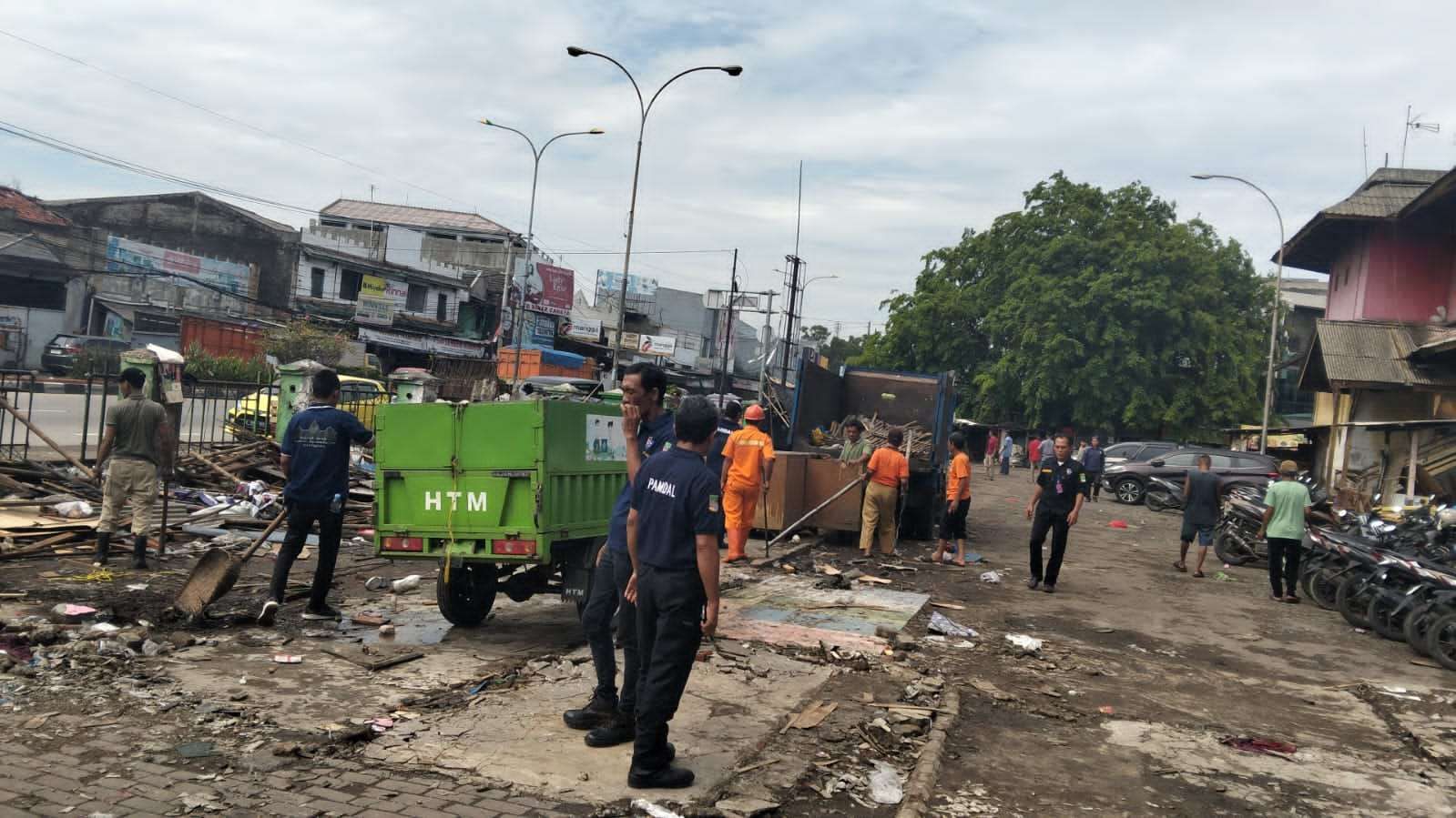 Kabupaten Bekasi - Pembongkaran bangunan lama Pasar Cikarang yang berlokasi di depan Ramayana, Cikarang Utara, Selasa (28/10/2025). Foto: Ist/Gobekasi.id.