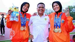 Kabupaten Bekasi - Atlet Kabupaten Bekasi, Diva Aprilian dan Devi Aprilian, bersama pelatih mereka, Farrel Octaviandi, resmi dipanggil untuk mengikuti Pemusatan Latihan Nasional (Pelatnas) SEA Games Thailand 2025. Foto: Ist/Gobekasi.id.