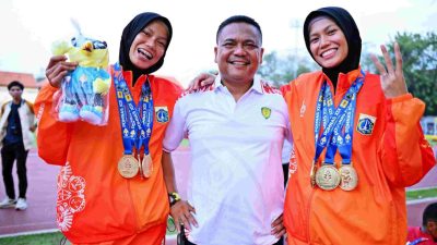 Kabupaten Bekasi - Atlet Kabupaten Bekasi, Diva Aprilian dan Devi Aprilian, bersama pelatih mereka, Farrel Octaviandi, resmi dipanggil untuk mengikuti Pemusatan Latihan Nasional (Pelatnas) SEA Games Thailand 2025. Foto: Ist/Gobekasi.id.