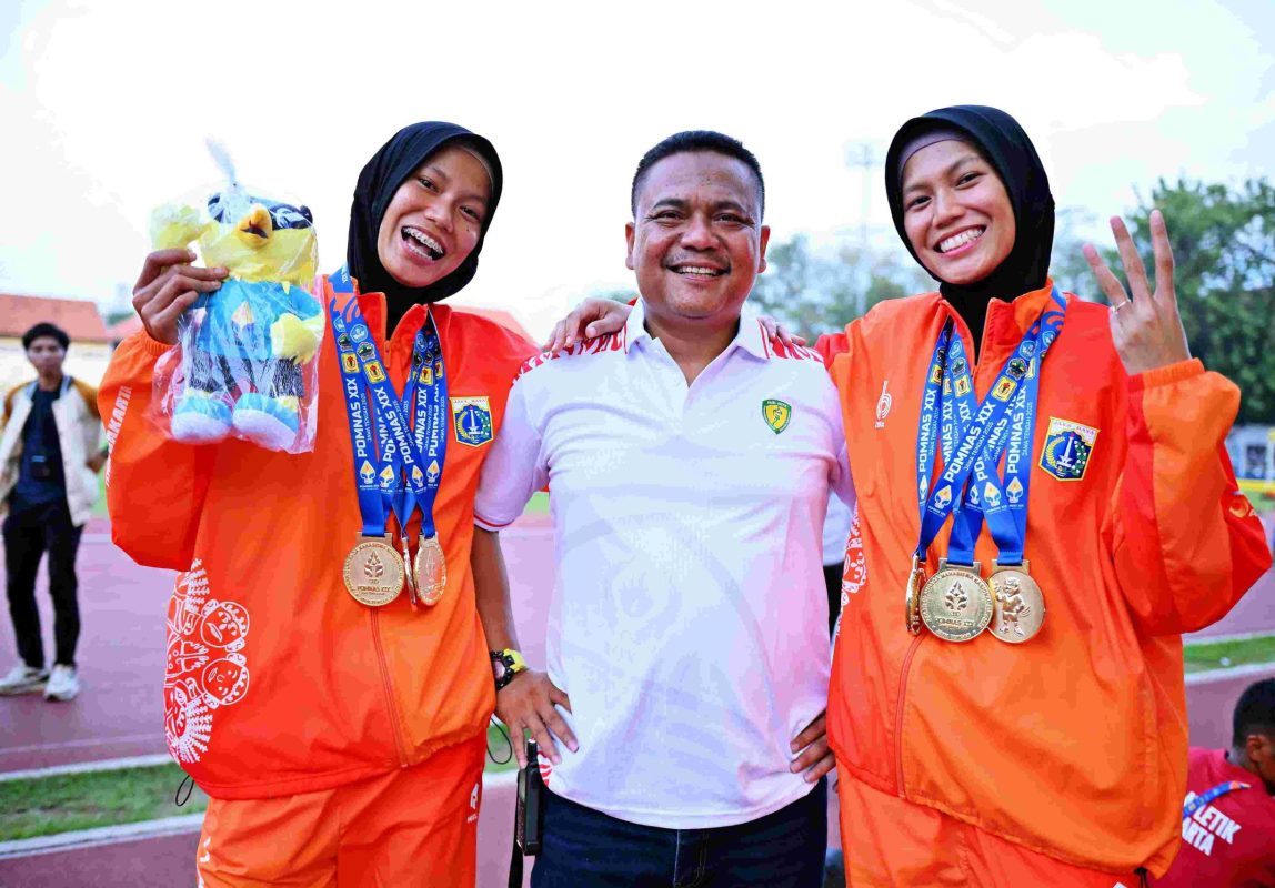 Kabupaten Bekasi - Atlet Kabupaten Bekasi, Diva Aprilian dan Devi Aprilian, bersama pelatih mereka, Farrel Octaviandi, resmi dipanggil untuk mengikuti Pemusatan Latihan Nasional (Pelatnas) SEA Games Thailand 2025. Foto: Ist/Gobekasi.id.