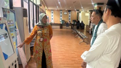 Kabupaten Bekasi - Penjabat Sekretaris Daerah (Pj Sekda) Kabupaten Bekasi, Ida Farida, melakukan inspeksi mendadak (sidak) ke Dinas Penanaman Modal dan Pelayanan Terpadu Satu Pintu (DPMPTSP) pada Jumat (3/10/2025) pagi. Foto: Ist/Gobekasi.id.