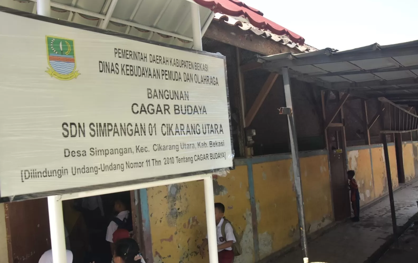 Kabupaten Bekasi - Bangunan sekolah bersejarah yang telah berdiri lebih dari satu abad, yakni Sekolah Dasar Negeri (SDN) Simpangan 01. Sekolah ini berlokasi di Jalan Raya Lemahabang, Desa Simpangan, Kecamatan Cikarang Utara, Kabupaten Bekasi, Jawa Barat.
