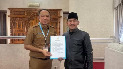 Kabupaten Bekasi - Kepala Bagian Pengadaan Barang dan Jasa Setda Kabupaten Bekasi, Iwan Indra Purnawan bersama Bupati Bekasi Ade Kuswara Kunang. Foto: Ist/Gobekasi.id.