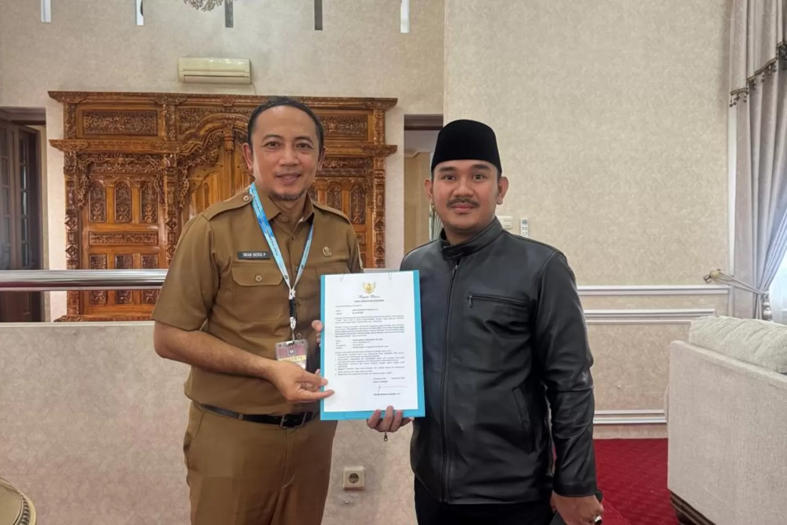 Kabupaten Bekasi - Kepala Bagian Pengadaan Barang dan Jasa Setda Kabupaten Bekasi, Iwan Indra Purnawan bersama Bupati Bekasi Ade Kuswara Kunang. Foto: Ist/Gobekasi.id.