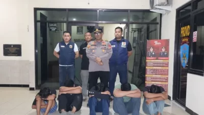 Kabupaten Bekasi - Polisi mengamankan lima remaja dan menemukan senjata tajam jenis celurit yang diduga akan digunakan untuk tawuran. Foto: Ist/Gobekasi.id.