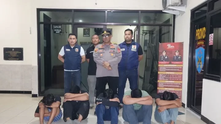 Kabupaten Bekasi - Polisi mengamankan lima remaja dan menemukan senjata tajam jenis celurit yang diduga akan digunakan untuk tawuran. Foto: Ist/Gobekasi.id.