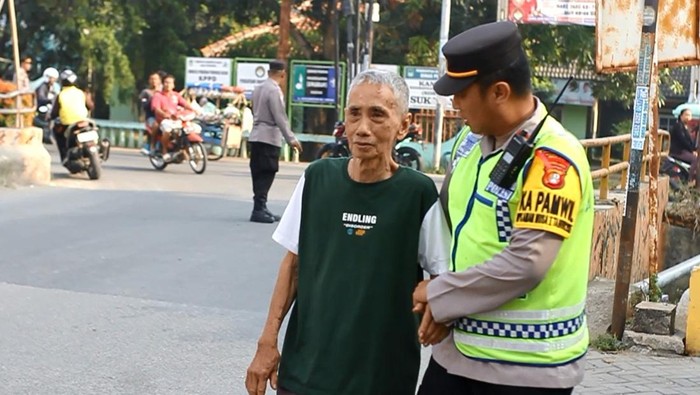 Kabupaten Bekasi -Kakek berusia 80 tahun ditemukan linglung di pinggir jalan pada Senin (20/10/2025) pagi. Foto: Ist