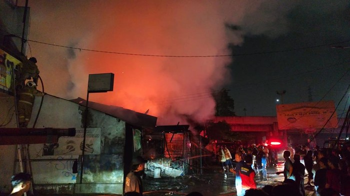 Kota Bekasi - Kobaran api yang melahap bengkel, warung madura hingga warung sate di Cikunir. Foto: detikcom