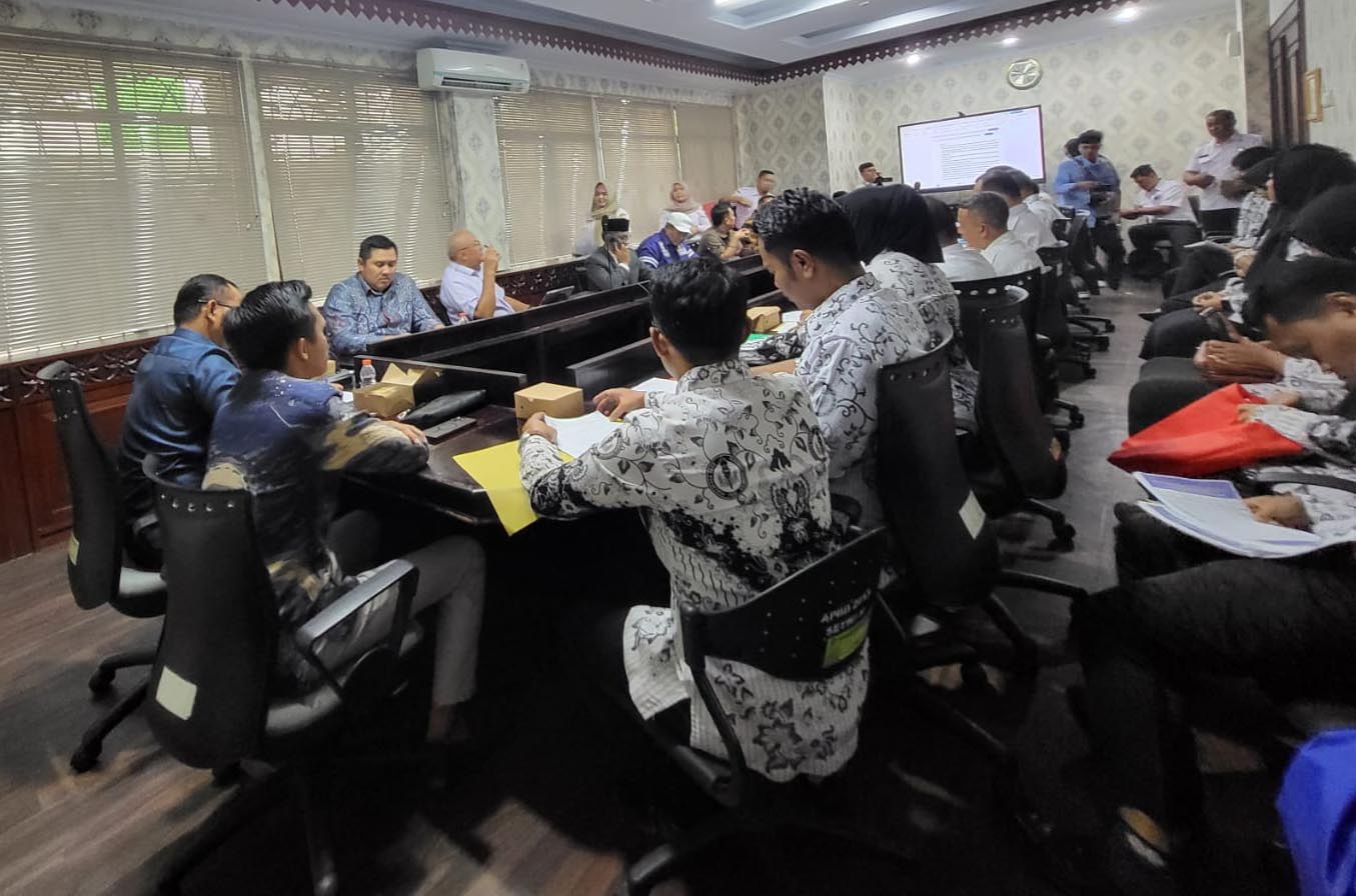 Kota Bekasi - Komisi I DPRD Kota Bekasi saat rapat bersama Disdik dan tenaga kependidikan honorer di Kota Bekasi. Foto: Ist/Gobekasi.id.