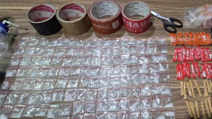 Kabupaten Bekasi - Polisi menemukan 144 paket sabu siap edar dalam plastik klip bening, serta sejumlah paket lain yang dibungkus lakban warna-warni. Foto: Ist/Gobekasi.id.
