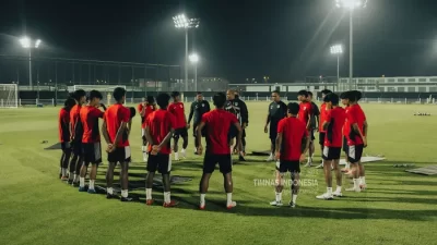 Bekasi - Nova Arianto saat memimpin sesi latihan timnas U-17 Indonesia.