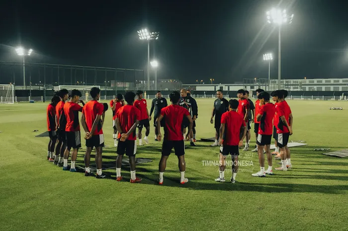 Bekasi - Nova Arianto saat memimpin sesi latihan timnas U-17 Indonesia.