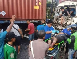 Truk Pengangkut Gandum Tabrak Kontainer di Jalan Sultan Agung, Sopir Terjepit dan Patah Kaki