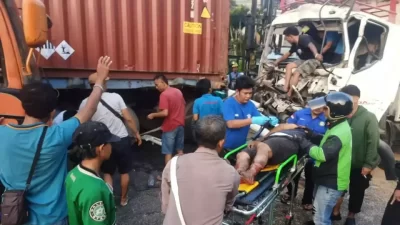 Kota Bekasi - Sebuah truk pengangkut gandum menabrak kontainer yang berhenti di lampu merah. Benturan keras membuat sopir truk terjepit di dalam kabin dan mengalami patah tulang kaki kiri, Sabtu (1/11/2025). Foto: Ist