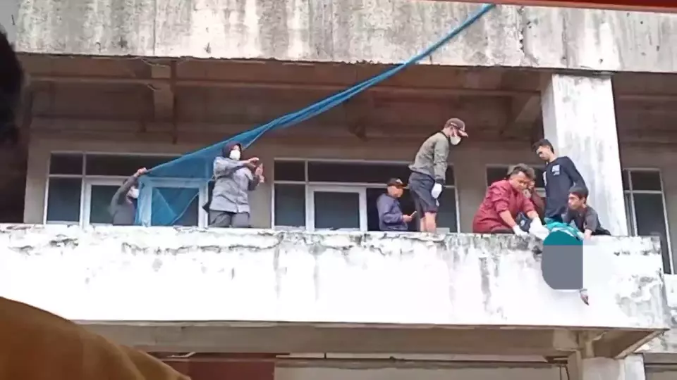 Kota Bekasi - Petugas mengevakuasi jasad wanita berusia 40 tahun yang tewas di Gedung Apartemen Mangkrak wilayah Jatibening, Pondok Gede, Kota Bekasi, Sabtu (8/11/2025). Foto: Ist/Gobekasi.id.