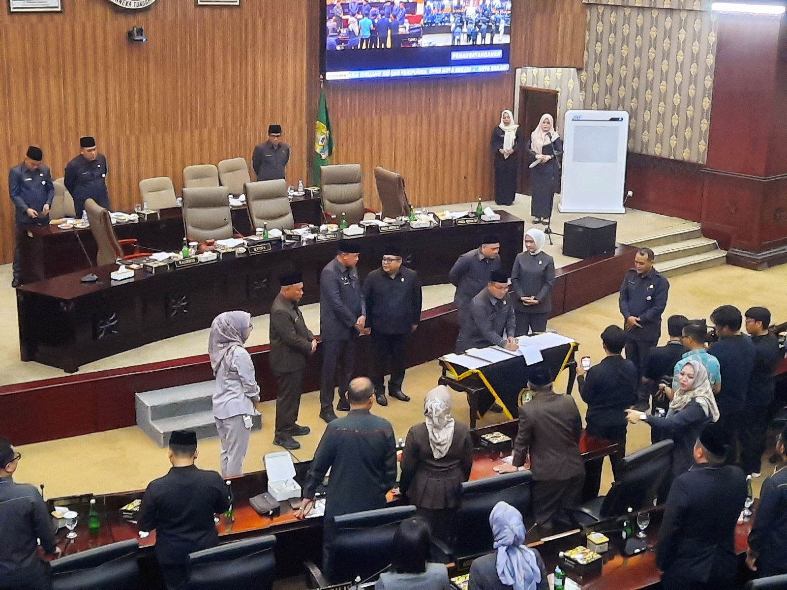 Kota Bekasi - Rapat Paripurna DPRD dan Wali Kota Bekasi dlaam pengesahan APBD Tahun 2026, Kamis (27/11/2025). Foto: Ist/Gobekasi.id.