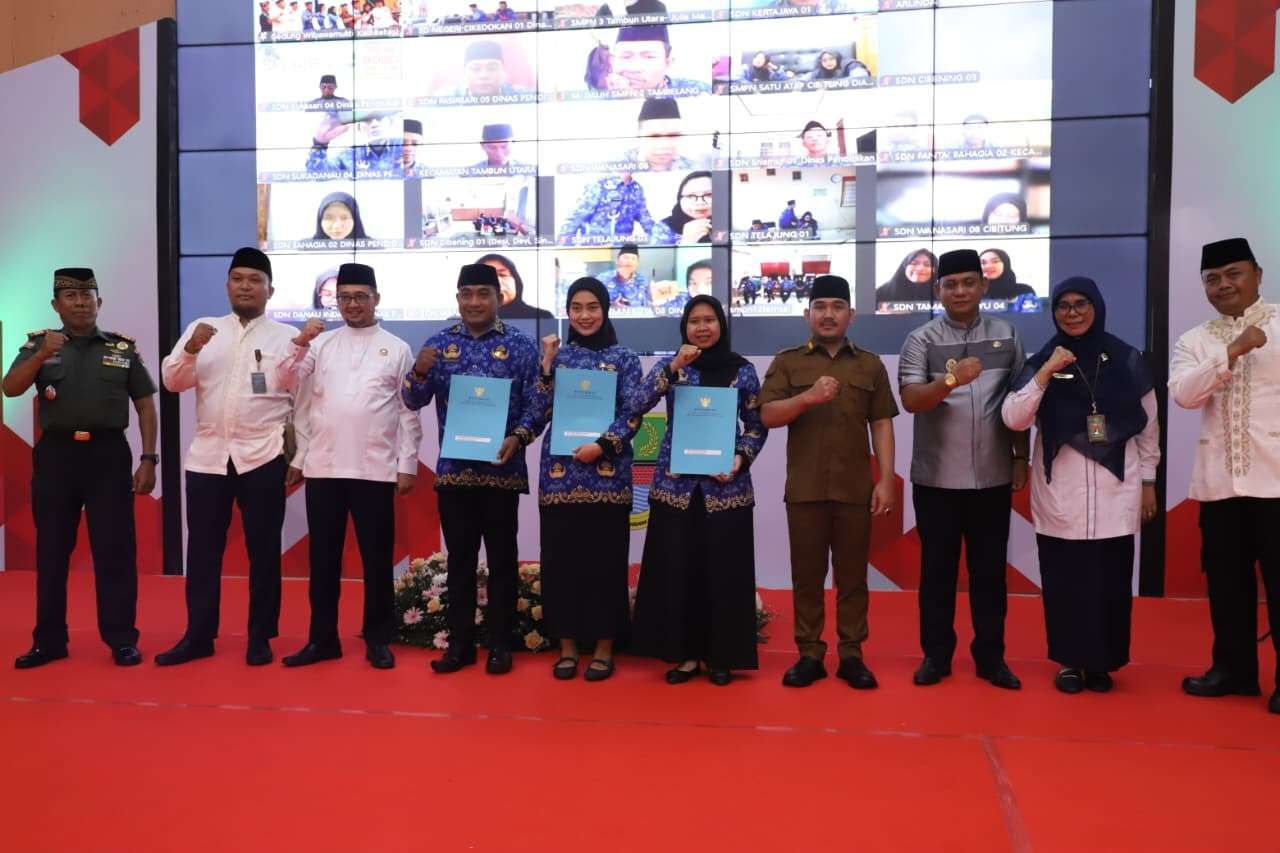 Kabupaten Bekasi - Penyerahan 3.058 SK PPPK paruh waktu berlangsung di Gedung Swatantra Wibawa Mukti, Senin (17/11/2025), dipimpin langsung oleh Bupati Bekasi, Ade Kuswara Kunang. Foto: Ist/Gobekasi.id.